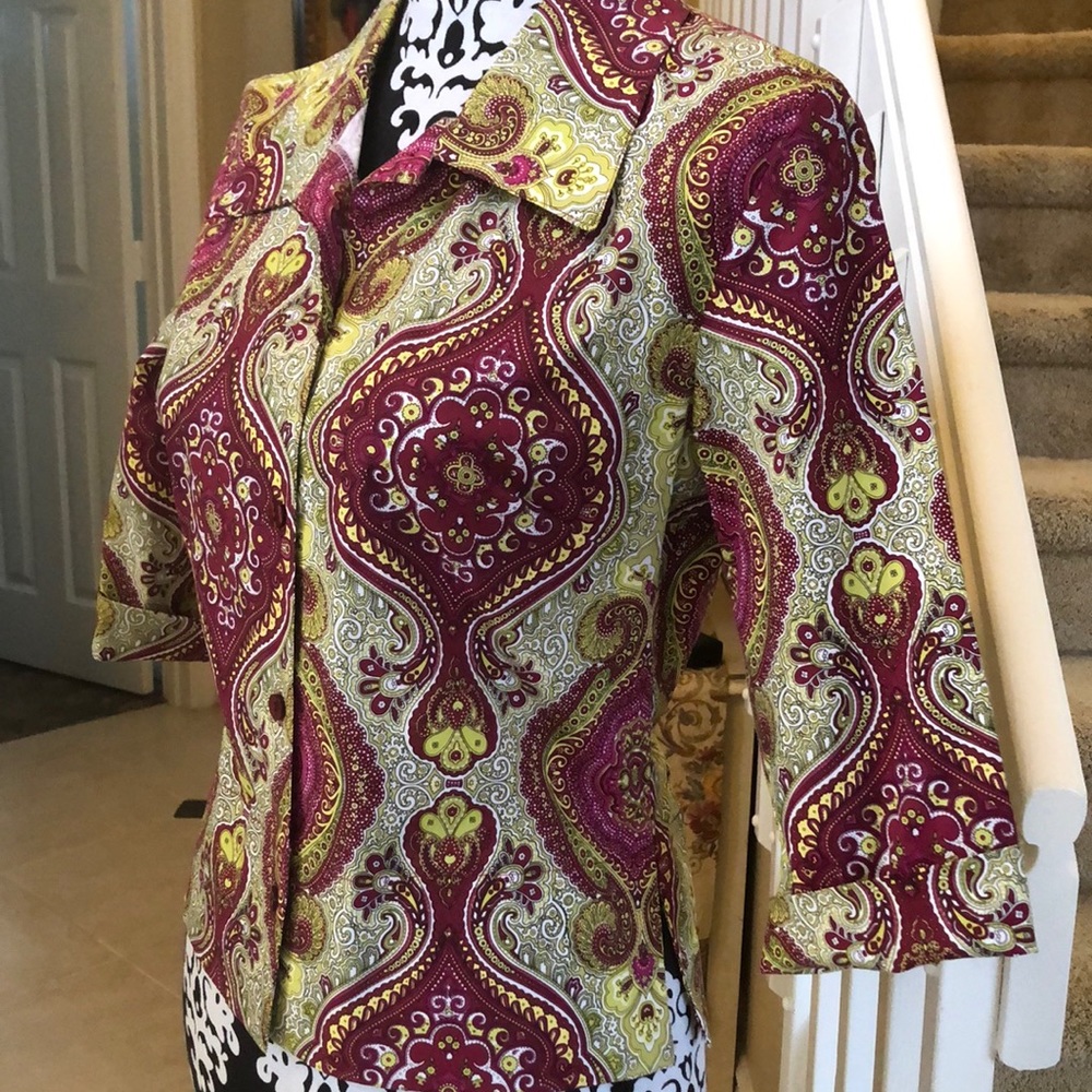 💜 Uncivilized Vintage fitted button down paisley wide lapel, split hem blouse